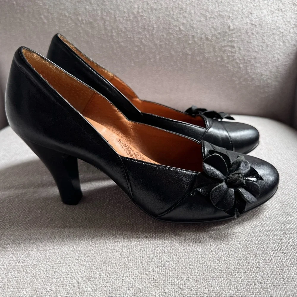 Women’s Sofft Black Skip On Heels Size 6M EUC - Picture 2 of 6